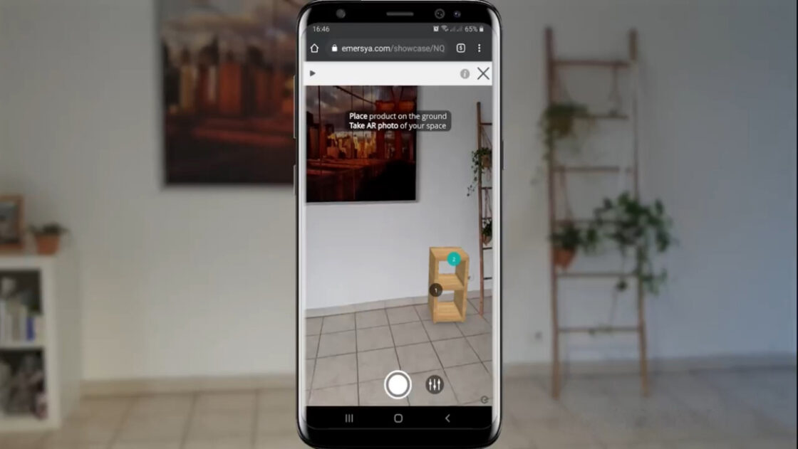 Customer trying out shelving unit in AR in their living room thanks to the smartphone's camera. The model can be re-scaled in 3 directions and the textures can be adjusted in real time to provide seamless high-end rendering.