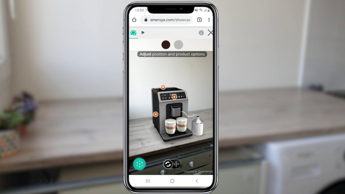 Un acheteur en ligne visualise la machine à café KRUPS Evidence en réalité augmentée sur le plan de travail de sa cuisine à l'aide de son appareil mobile. Le client peut essayer la machine à cappuccino en temps réel. Il peut également personnaliser le produit en réalité augmentée.