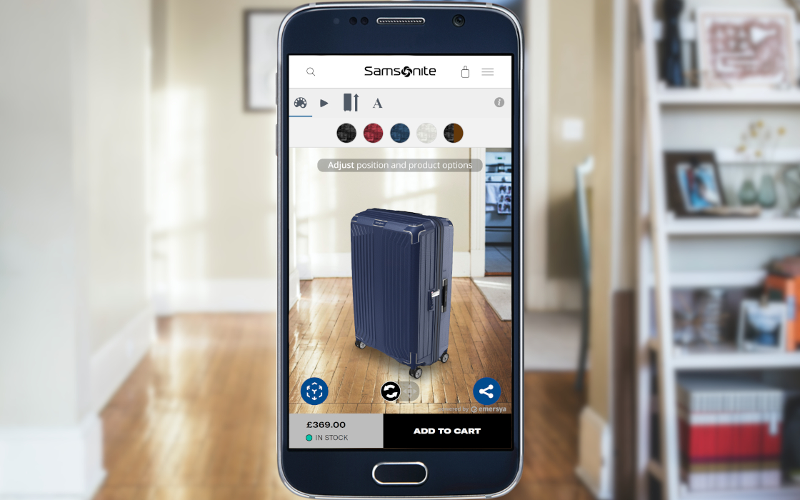 Capture d'écran de la page web de la valise Lite-box de Samsonite, d'un bleu profond. Grâce à la technologie Emersya, la page web de Samsonite a permis aux clients de visualiser le produit dans leur propre intérieur et de passer d'une couleur à l'autre et d'une taille à l'autre, d'interagir directement avec la valise, de l'ouvrir, de soulever la poignée et même d'ouvrir les poches intérieures, comme ils le feraient dans un magasin. Le prix est automatiquement mis à jour lorsque vous changez de taille et choisissez les options.