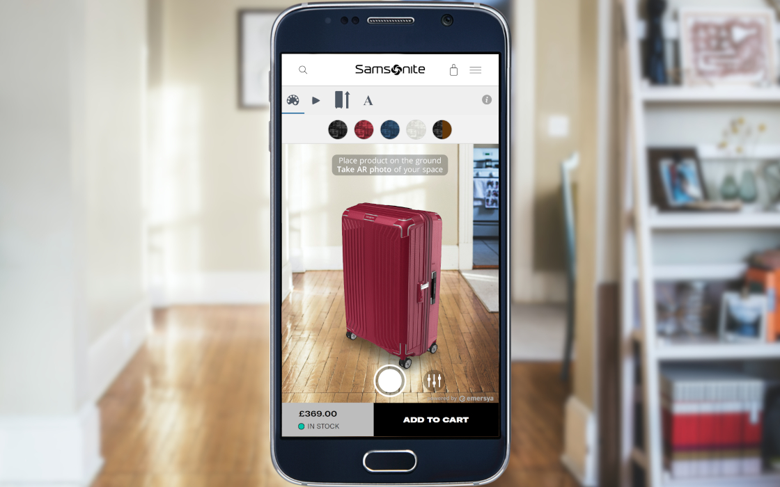 Capture d'écran de la page web de la valise Samsonite Lite-box rouge foncé. Grâce à la technologie Emersya, la page web de Samsonite a permis aux clients de visualiser le produit dans leur propre intérieur et de passer d'une couleur et d'une taille à l'autre, d'interagir directement avec la valise, de l'ouvrir, de soulever la poignée et même d'ouvrir les poches intérieures, comme ils le feraient dans un magasin. Le prix est automatiquement mis à jour lorsque vous changez de taille et choisissez les options.