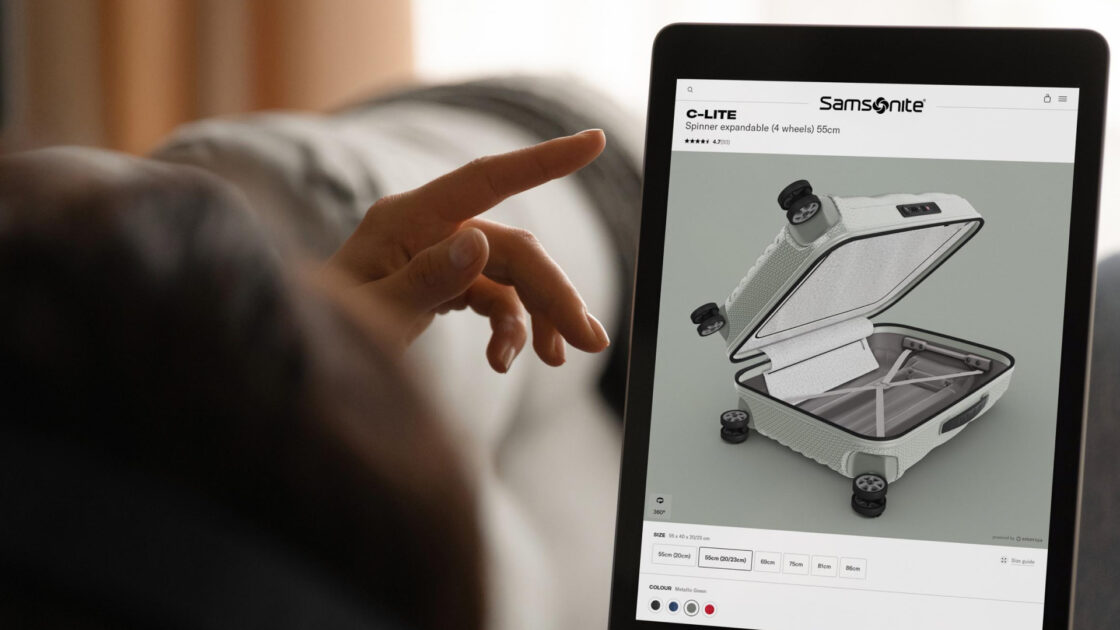 Emersya Homepage image presenting a 3D & AR project. A customer is interacting with Emersya 3D viewer on an Ipad to discover the Samsonite C-Lite suitcase on the brand website.