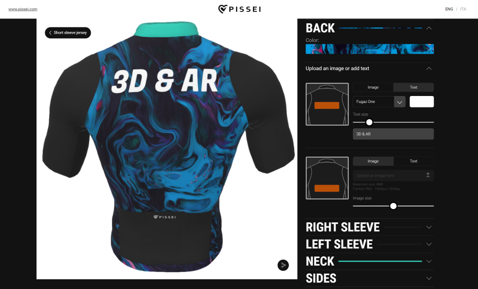 Personnalisation d'un maillot à manches courtes sur la page web de la marque Pissei. En utilisant la plateforme Emersya, Pissei a créé une expérience immersive, utilisant la 3D interactive, qui permet au client de créer son propre maillot et de voir le résultat en temps réel. Voici la page de personnalisation du dos, avec un choix de couleurs, de textures et la possibilité de télécharger une image et d'insérer un texte.