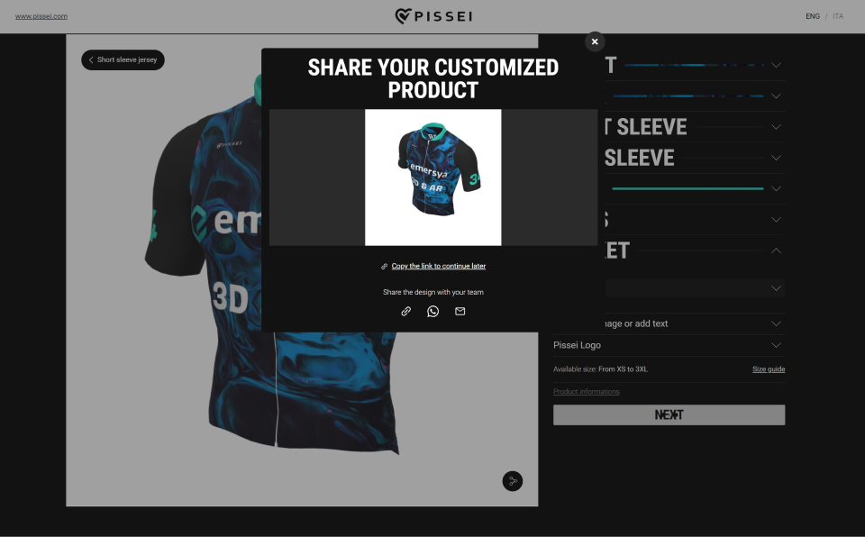 Personnalisation d'un maillot à manches courtes sur la page web de la marque Pissei. En utilisant la plateforme Emersya, Pissei a créé une expérience immersive, utilisant la 3D interactive, qui permet au client de créer son propre maillot en personnalisant le devant, le dos, chaque manche, le cou, les côtés et les poches. Une fois personnalisé, vous pouvez partager votre création avec tous vos amis ou avec les acteurs du projet.