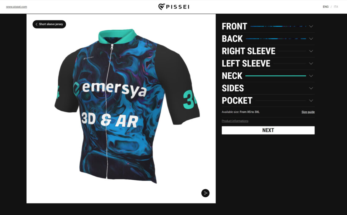 Personnalisation d'un maillot à manches courtes sur la page web de la marque Pissei. En utilisant la plateforme Emersya, Pissei a créé une expérience immersive, utilisant la 3D interactive, qui permet au client de créer son propre maillot en personnalisant le devant, le dos, chaque manche, le cou, les côtés et les poches.