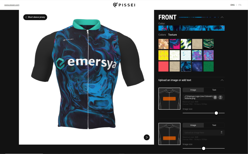 Personnalisation d'un maillot à manches courtes sur la page web de la marque Pissei. En utilisant la plateforme Emersya, Pissei a créé une expérience immersive, utilisant la 3D interactive, qui permet au client de créer son propre maillot et de voir le résultat en temps réel. Voici la page de personnalisation de la face avant, avec un choix de couleurs, de textures et la possibilité de télécharger une image et d'insérer un texte.